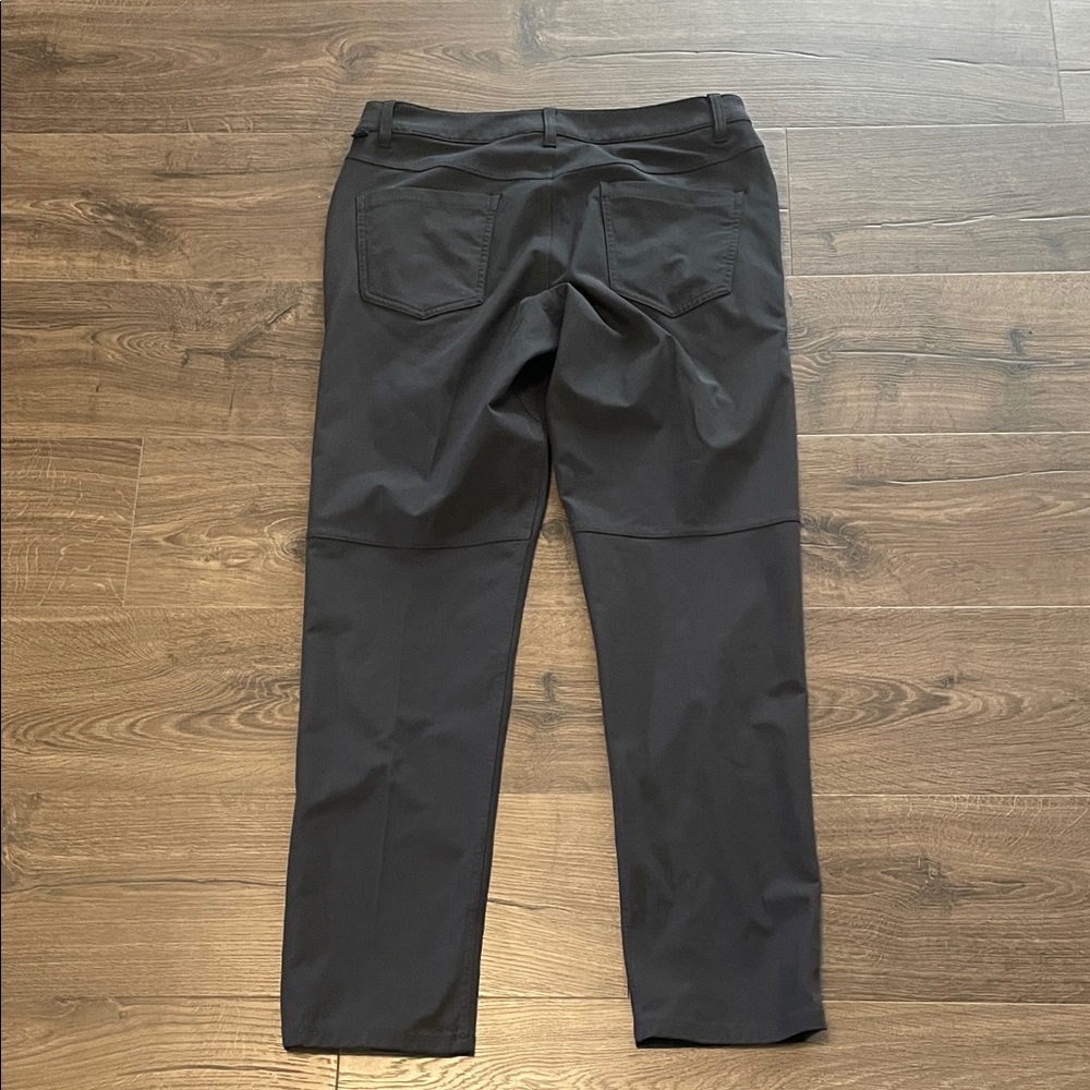 Men's Lululemon Athletica Dark Gray 5 Pocket Pants, Size 32
30 inseam - Picture 2 of 4